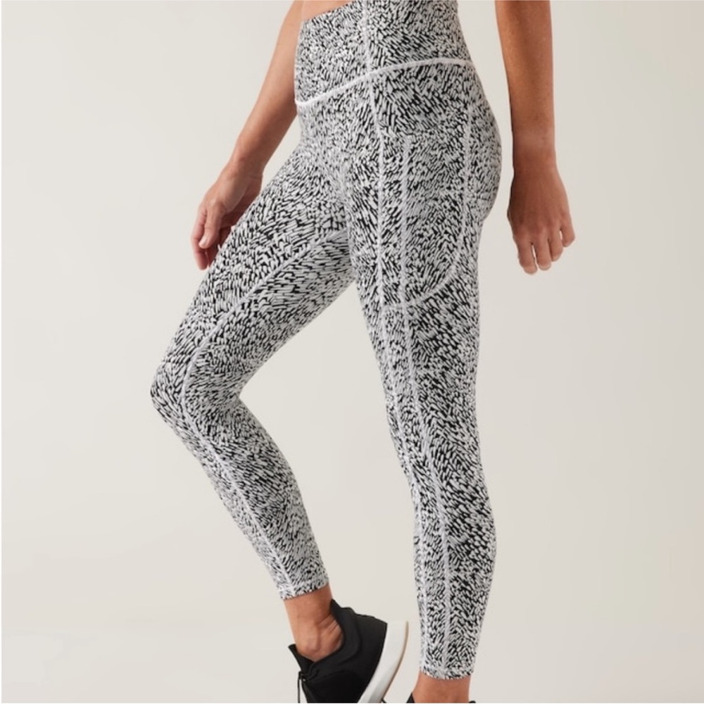 Athleta Ultimate Stash Textured 7/8 Tight
In Tailwind Black/Cream Small